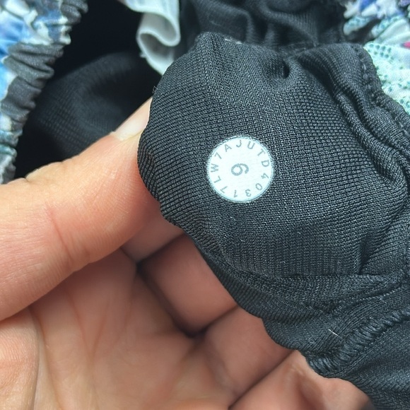 Lululemon Hotty Hot Short II (Long 4") Culture Clash Multi Black / Black - Picture 5 of 7